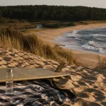 Endroit a visiter dans les landes : plage aux dunes, océan Atlantique et traces de pas