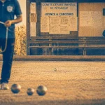 Pétanque landes : joueur avec cordonnet sur boulodrome