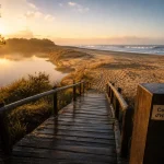 Que faut il visiter dans les landes : passerelle bois vers l’estran, Courant d’Huchet à la côte landaise