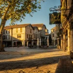 Village médiéval landes, bastide à arcades à Labastide-d’Armagnac, place Royale au golden hour