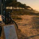 Visiter les Landes en van : levé de soleil depuis un van vers l’Atlantique