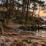 Destination vacances Landes : lacs et océan, serviette sur la plage et route forestière