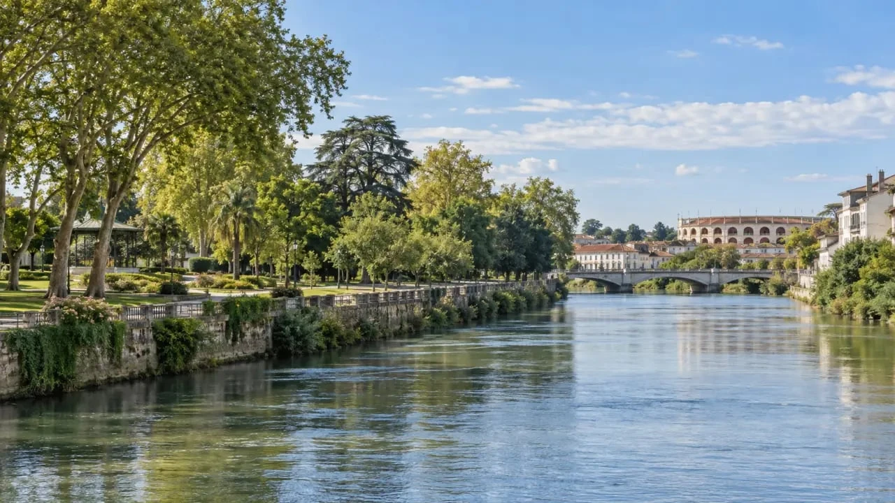 Berges de l’Adour et arènes dans le centre-ville de Dax