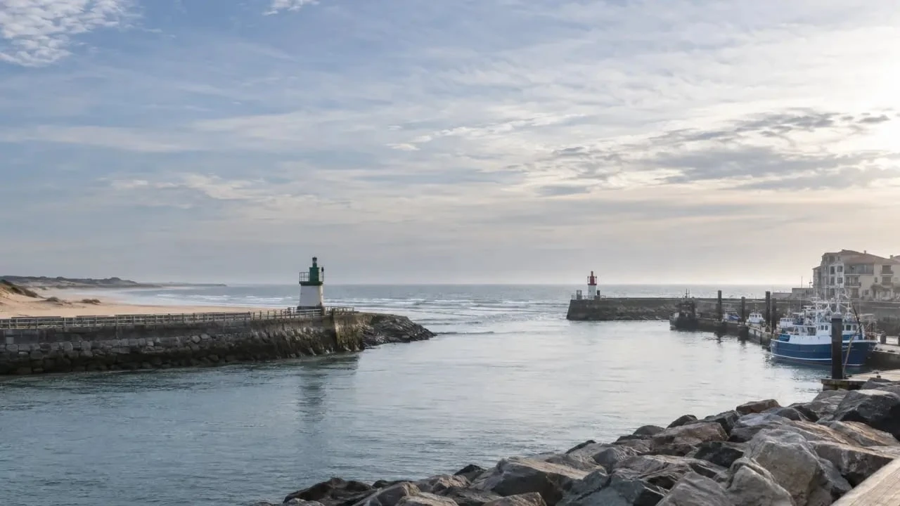 Horaires des marées Capbreton et vue du port de Capbreton depuis le front de mer