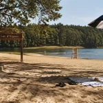 lac d aignan, plage, sable et forêt pour baignade et loisirs en famille