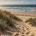 Plage naturiste de la lagune : sable fin, sentier et zone naturiste