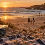 Que faire dans les Landes cet été : serviette et plage vers l’océan au coucher du soleil