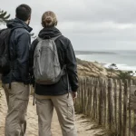 Que faire dans les Landes en avril : marcheurs sur sentier côtier, dunes et océan