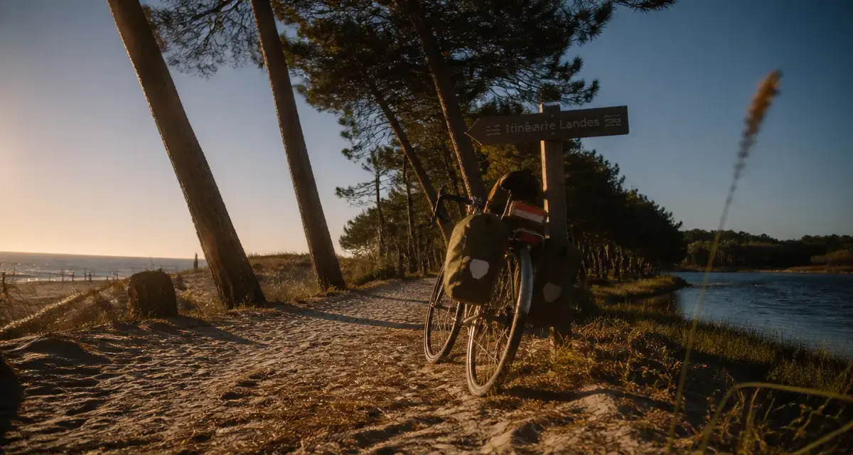 Vacances dans les landes blog : vélo sur chemin sableux, itinéraire Landes