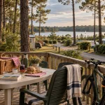 Vacances dans les landes mobil home : terrasse sous les pins, près de l’océan