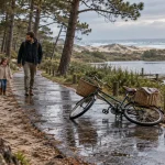 Vacances paques landes : famille marche sur sentier de sable humide près des pins