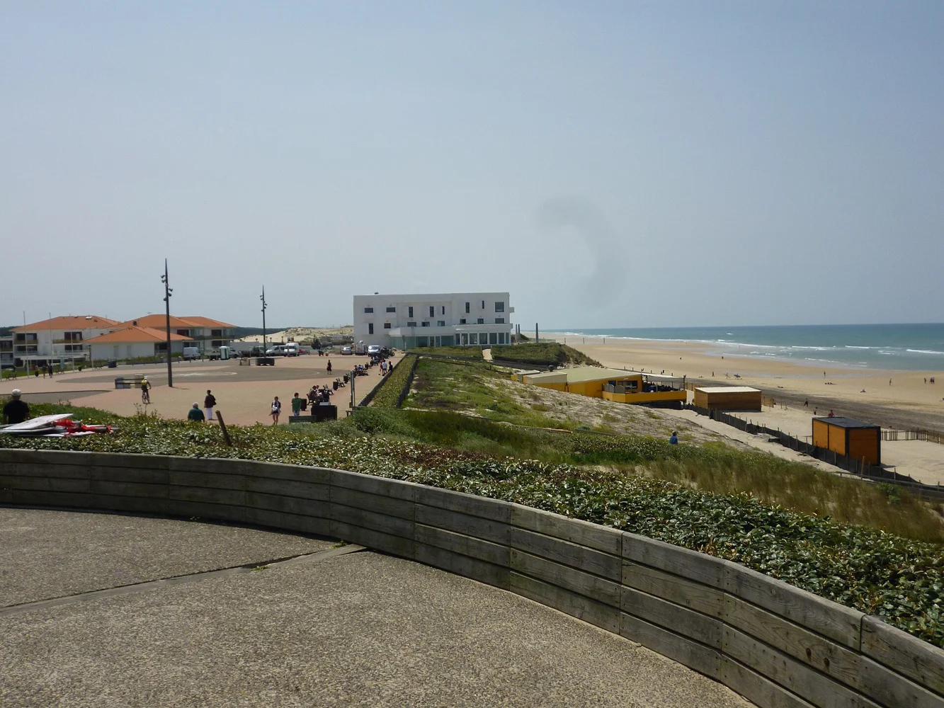 Vue du littoral de Biscarrosse-Plage, illustration du paysage océanique.