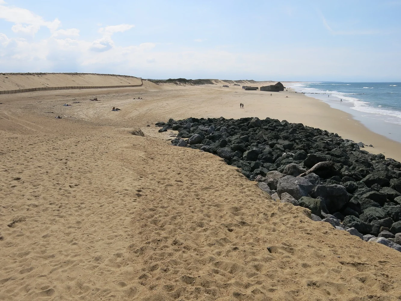Les blockhaus du littoral de Capbreton vus depuis la plage, à observer à distance.