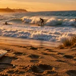 Surf landes : vue de dune au golden hour, surfeurs sur la houle