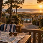 Vieux boucau camping : terrasse de mobil-home, pins et océan Atlantique au coucher du soleil